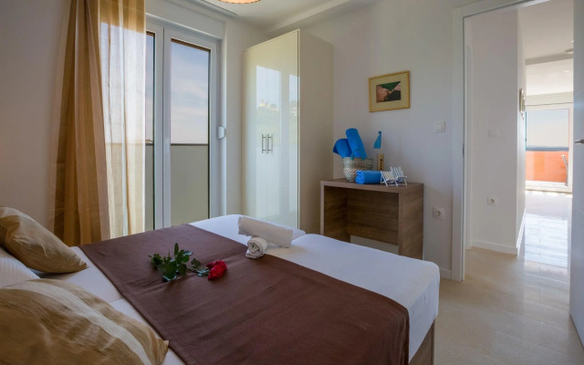 Wonderful villa apartment with swimming pool and sea view !
