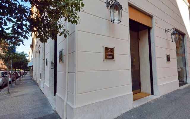 Hotel Apogia Lloyd Rome вид на фасад