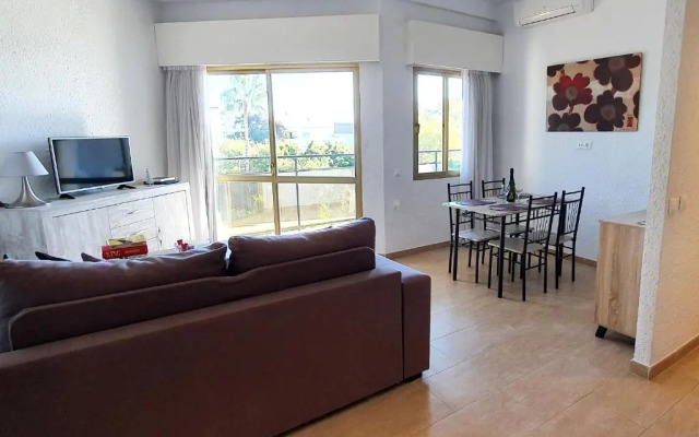 Skol 427 Spacious 1 Bedroom Apartment with Sea Views