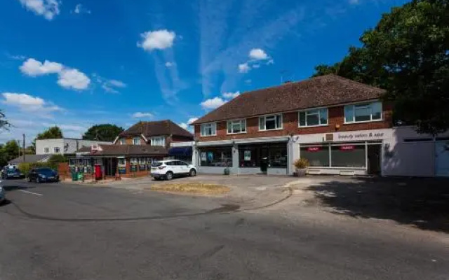 West Chiltington Village, 2 bedrooms & parking