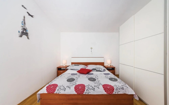 Beautiful Apartment in Maslenica With 3 Bedrooms and Wifi