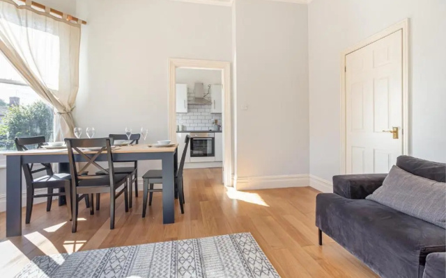 Modern 2 Bedroom Apartment with Free Parking!