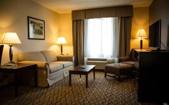 Holiday Inn Express & Suites Milford