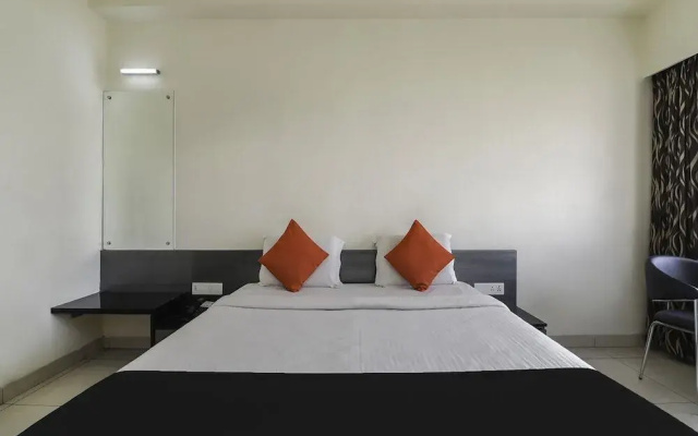 Capital O 4493 Apple Hotel