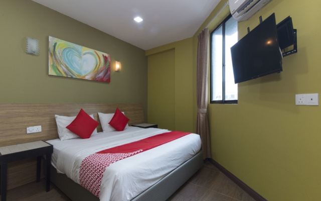 OYO 228 Basic Hotel