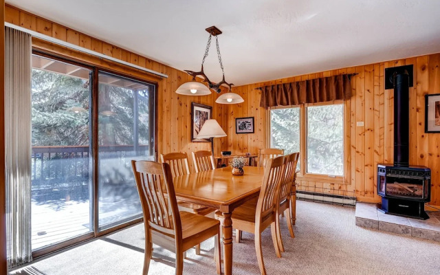 Perfect Mountain Retreat/3br -fireplace, Kids Ski Free 3 Bedroom Condo by RedAwning