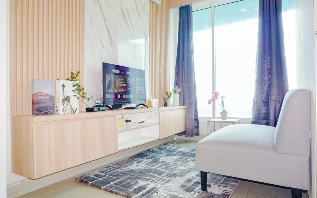 Homey White 2Br At Grand Kamala Lagoon Apartment