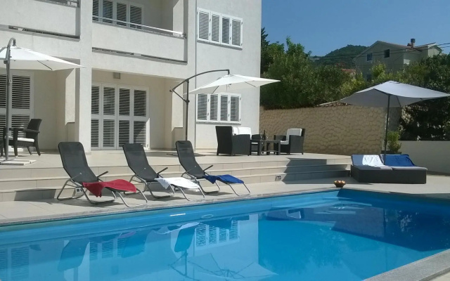 Markle - Swimming Pool and Sunbeds - A6