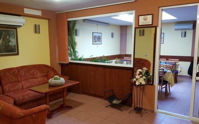Отель Caprice Family Hotel Болгария, Варна - отзывы, цены и фото номеров - забронировать отель Caprice Family Hotel онлайн интерьер отеля
