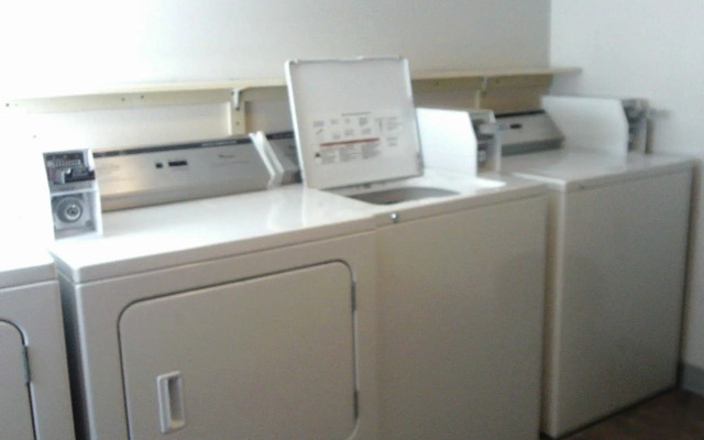 5th Avenue Inn & Suites
