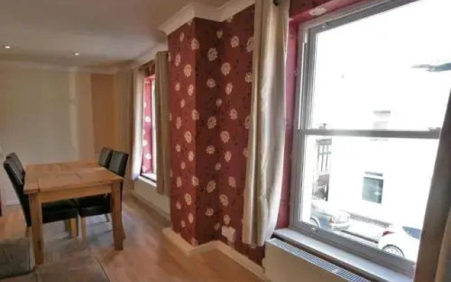 Trinity Lane - Central Cheltenham by RoomsBooked