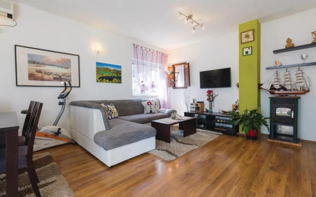 Nice Home in Bacinska Jezera With Wifi and 3 Bedrooms