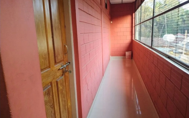Iroomz Savitri Guest House