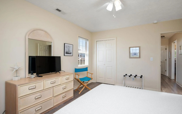 Pelican Palace by Oak Island Accommodations