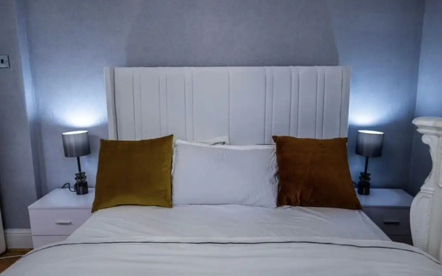 3 Bed House - Sleeps 6 With Free Parking