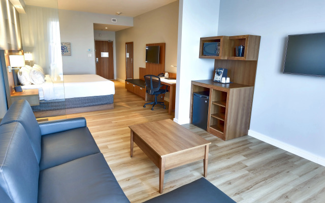 Holiday Inn Express & Suites Vaudreuil by IHG