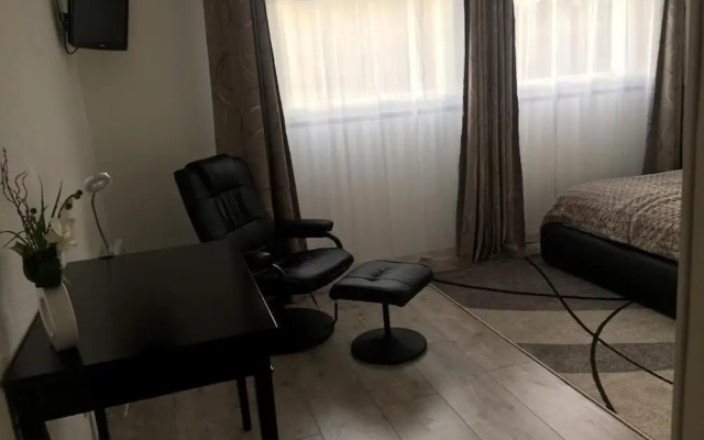 Hotel Mervil Airport