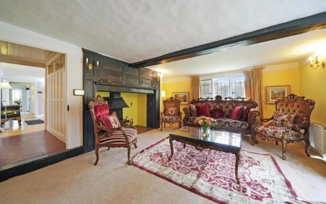 Villa Sleeps 17 With Hot Tub and Parking