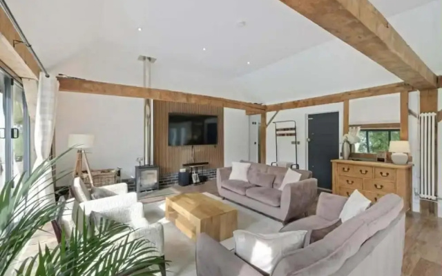 Cedar Barn Getaway, 3 Bed, Sleeps 6, Parking