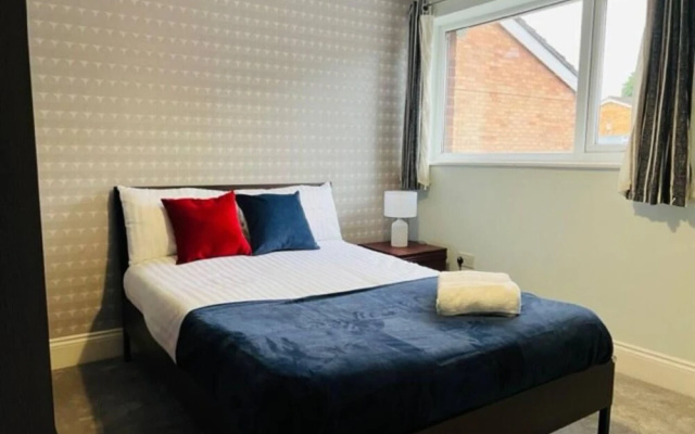 4 Bed House - Sleeps 9 - Garden - Parking - Wifi