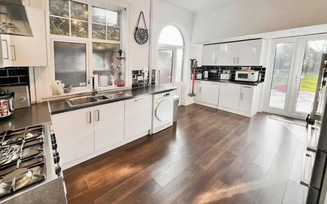 House-sleeps10-hottub-garden-parking-10mintotown