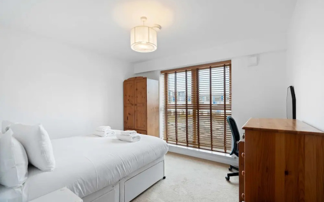 Brighton Getaway - Modern Apartment With Balcony