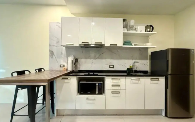 Emerald 412a - Studio With Balcony and Shared Pool