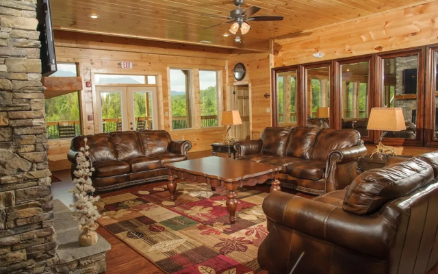 Foxwood Mansion - Fourteen Bedroom Cabin