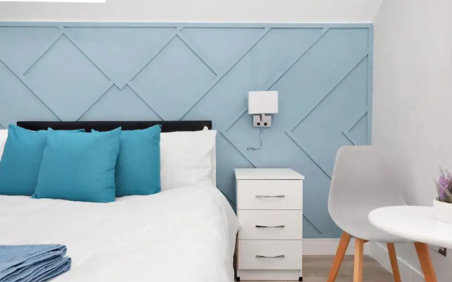 Stylish 4-bed Apartment - Parking & Central Links