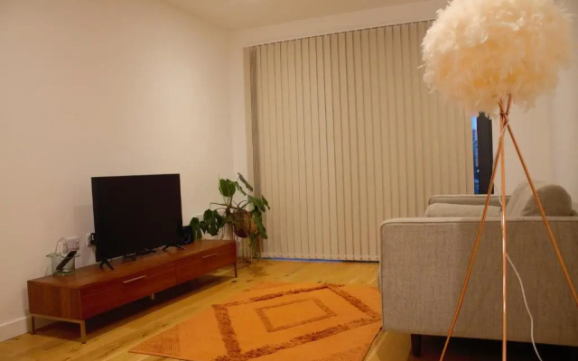 whats she want-- 2beds 2bath apartment