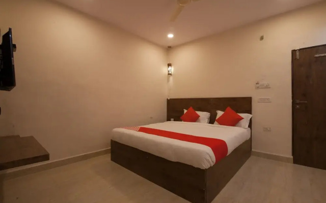 OYO 22907 Hotel Holiday