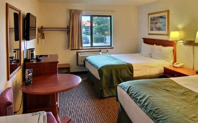 Days Inn & Suites by Wyndham Traverse City