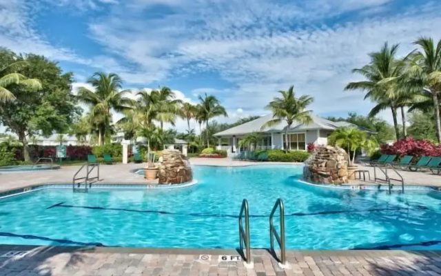 Catina Vacation Rental: Bright 2-BR Condo with Lake Views. Located in Lely Resort with Pool, Hot Tub, and Golf Access. Ideal for Golfers and Beachgoers, Minutes from Naples and Marco Island