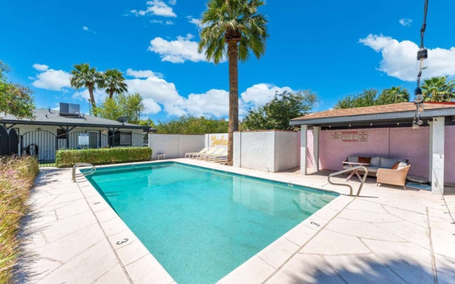 Central PHX 1BR Apartment Pool Gazebo