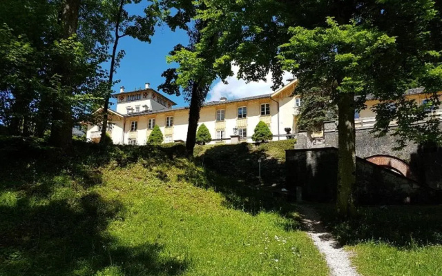 Königliche Villa Appartement mit Balkon
