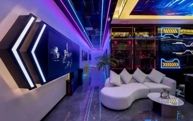 Hongya Blue Whale E-Sports Hotel