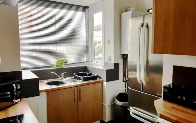 Cosy House Walking distance to Beach Free Parking