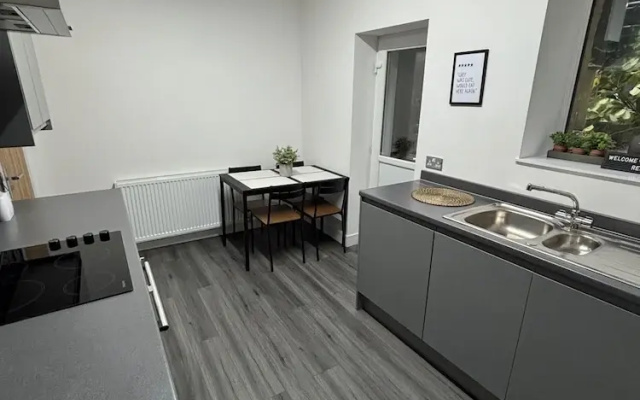 Shawforth - 2 Beds - Sleeps 4 - Street Parking