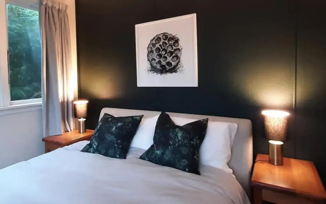 Mahakipawa Waterfront Hideaway - Belvue Bay Holiday Home