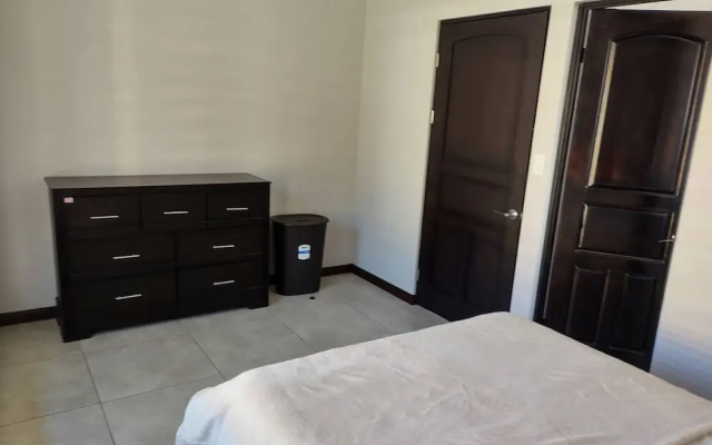 #1 New & Modern 2 bed Suite With Shared Pool