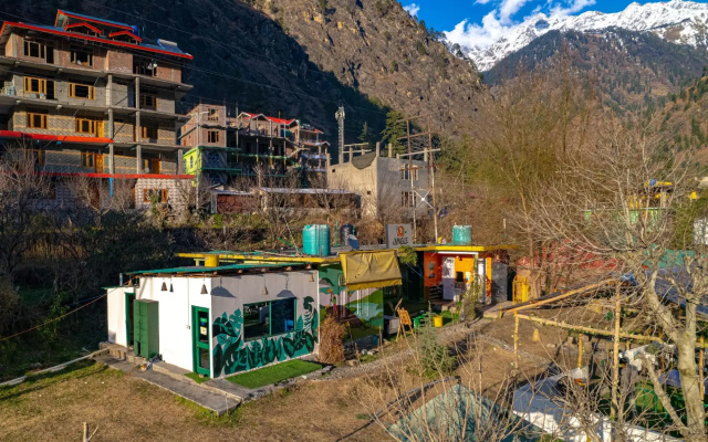Whoopers Hostel Kasol, Choj