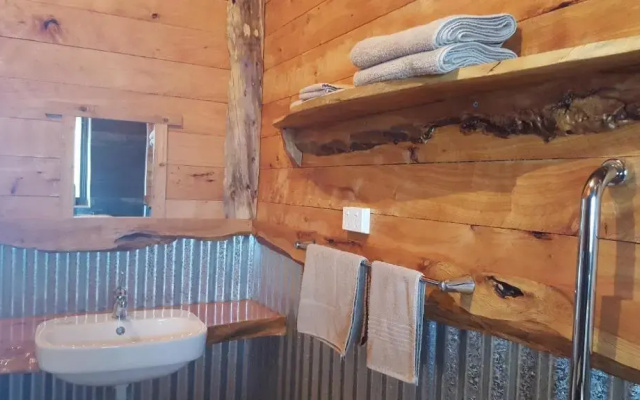 Rustic Hut Bush Retreat