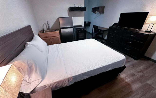 Studio City Suites, A Travelodge By Wyndham