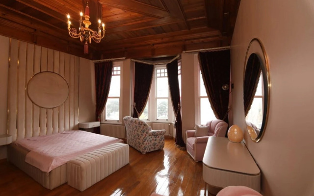 Luxury Pavilion with Bosphorus View in Beylerbeyi