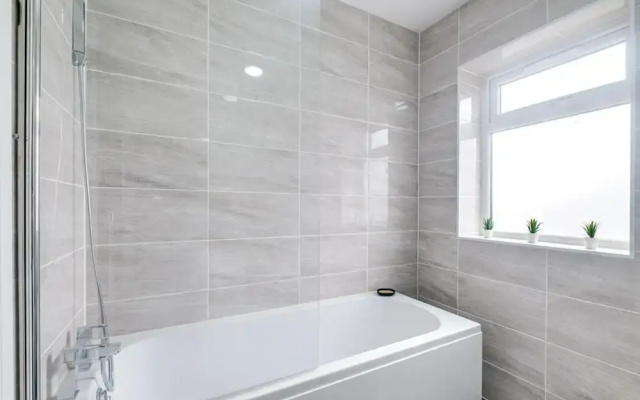Elegant 5 Bedroom House/free Parking/yard