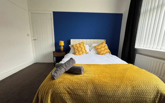 City Centre-4 Br-sleeps 7-garden-free Parking