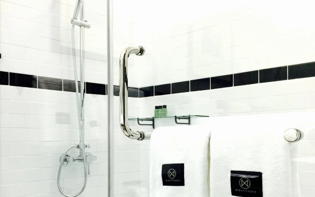 M Boutique Station 18