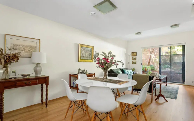 Spacious 2-bed Townhouse With a Lush Courtyard