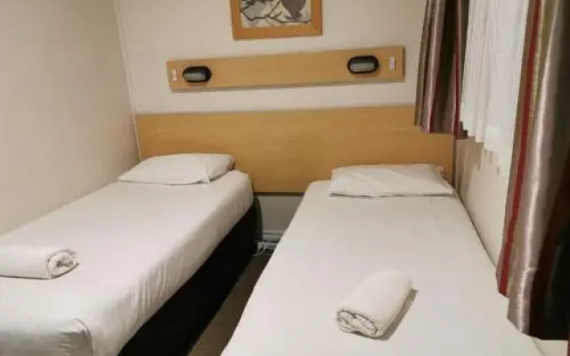 Poplars Motel