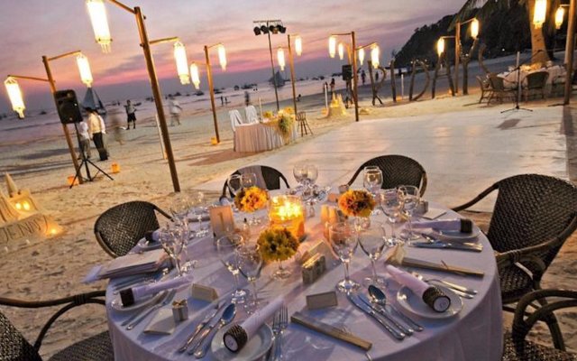 Отель Fridays Boracay Beach Resort 0
